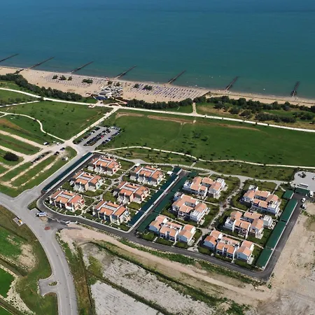 Ośrodek wypoczynkowy Villaggio Laguna Blu 3*